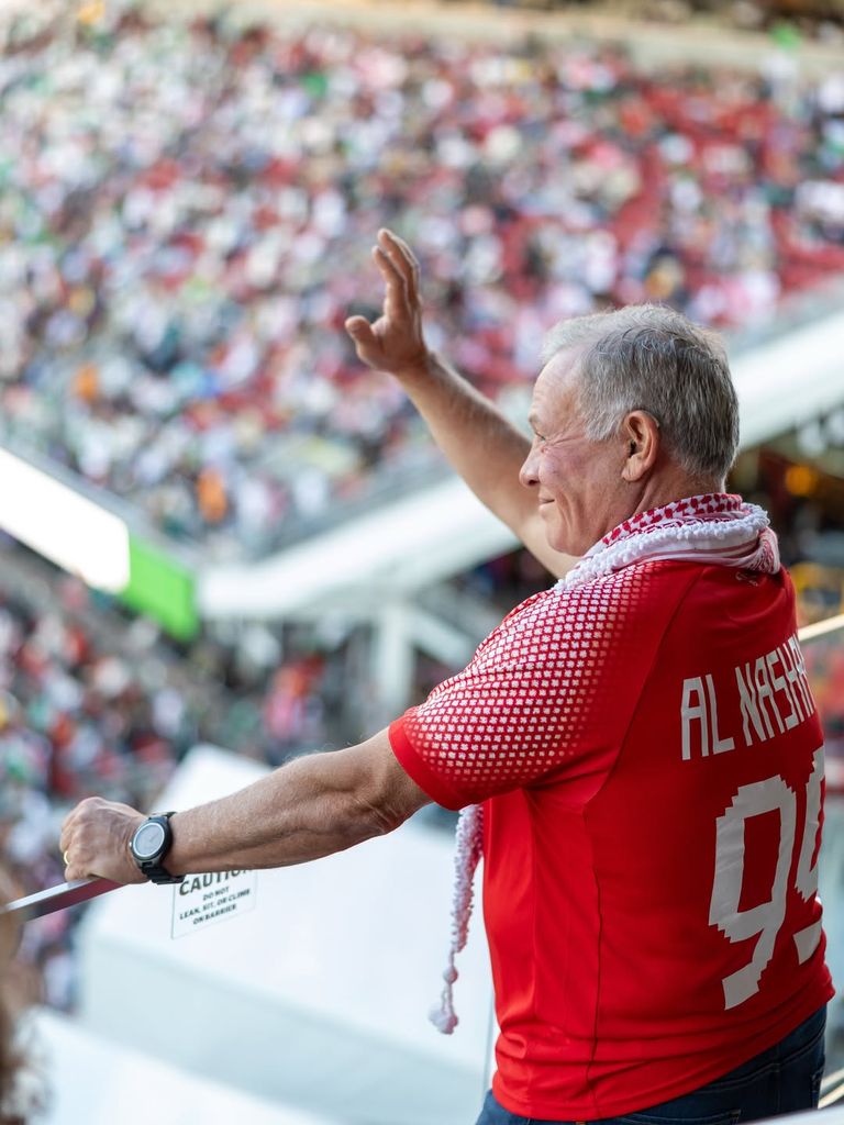 El rey Abdalá saludando a los hinchas de la selección jordana en San Francisco