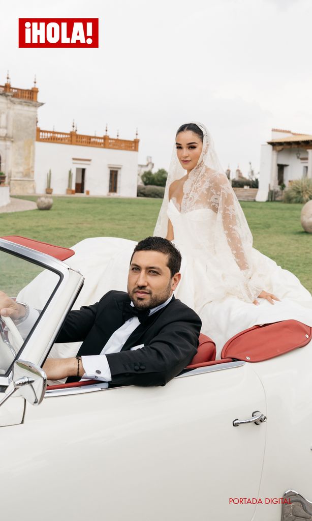 En esta espectacular foto, el Mercedes vintage deslumbra junto a los novios, aportando un toque de elegancia europea a la boda. Fotos: AGBA WEDDINGS | Vestido: Lorena Formoso  | Pendientes y alianzas: Rabat 
Makeup: Sisley | Flores: Granada