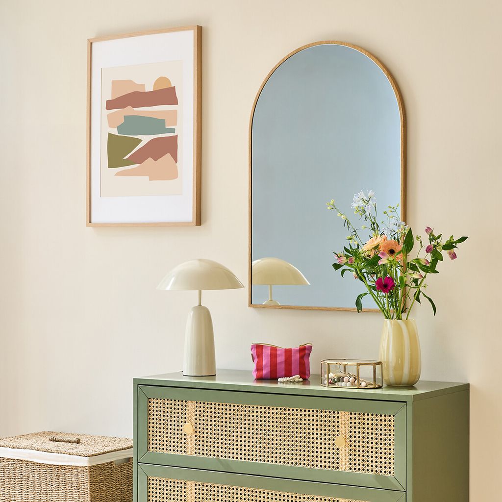 Un espejo de formas armónicas según el Feng Shui y conservado en perfecto estado