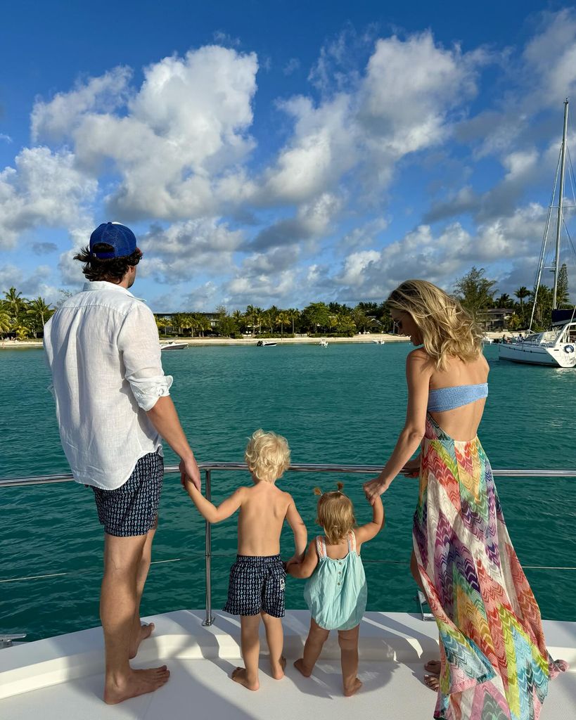 Chelsy Davy con su marido, Sam, y sus hijos, Leo y Chloe