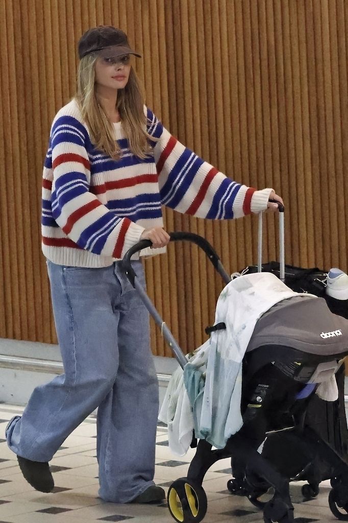 Margot Robbie ha sido captada varias veces empujando con carrito con su bebé.