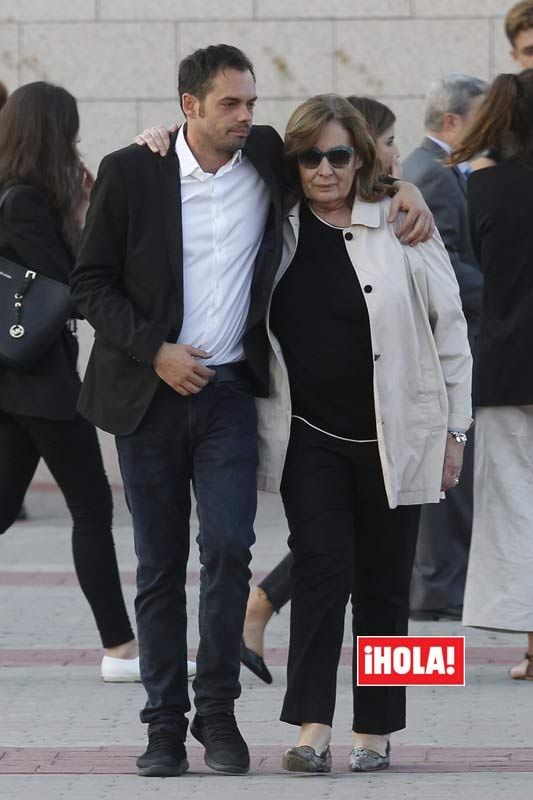La viuda de José María íñigo y su hijo