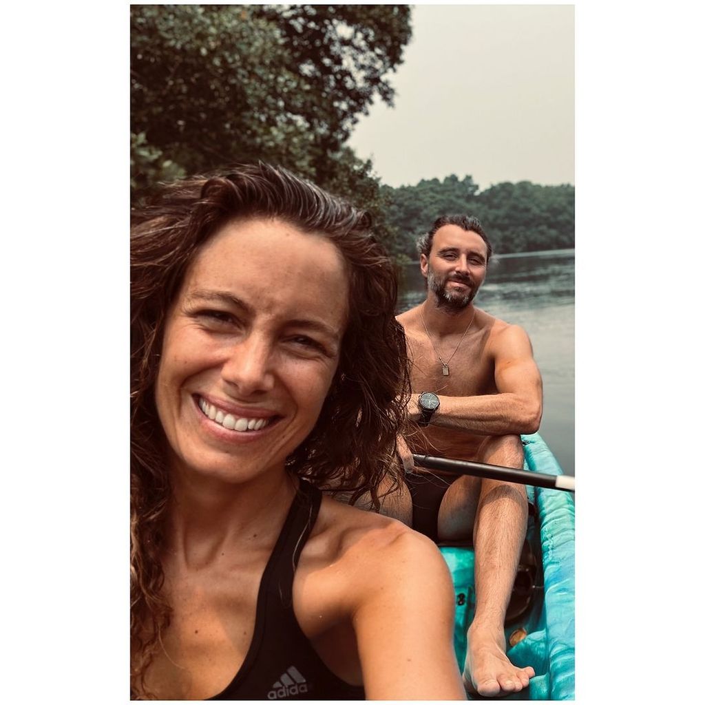 Laura Madrueño, presentadora de Supervivientes, con su marido, el arquitecto y fotógrafo Álvaro Puerto, en Honduras, junio de 2024