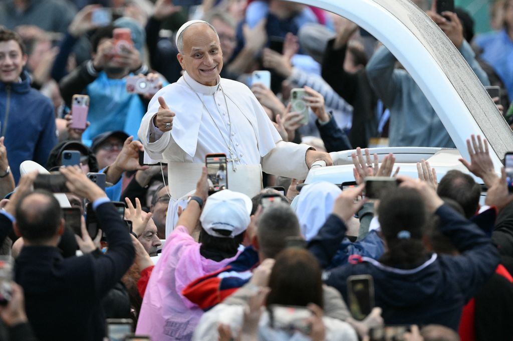 El Papa hizo un recorrido en el papamóvil por la Plaza de San Pedro este 21 de octubre.