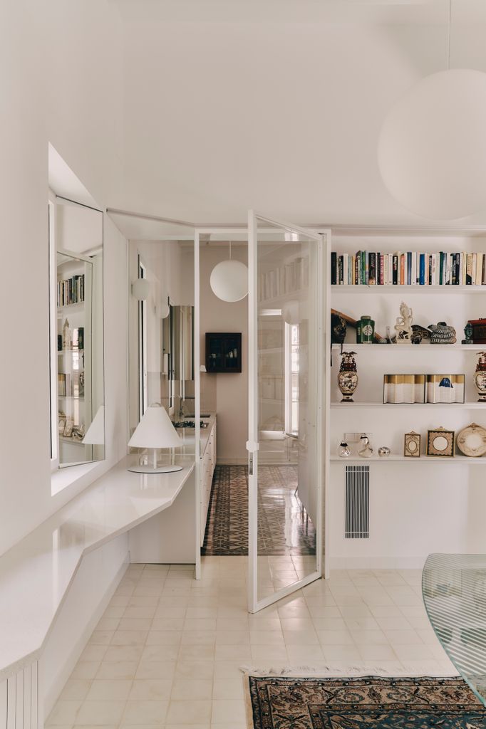 Pared con estantes blancos