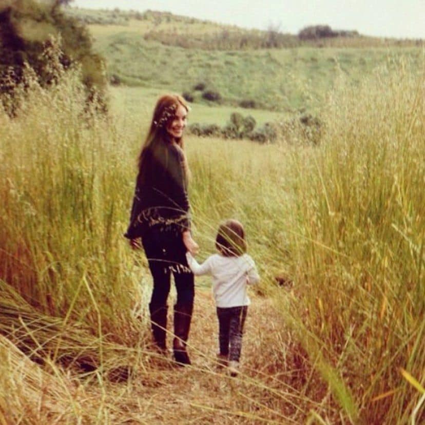 Camila Sodi de la mano de su hija Fiona