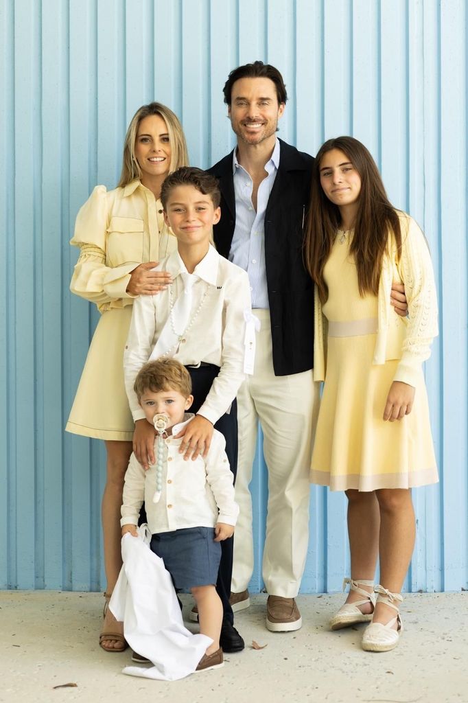 Rodolfo Salas con su esposa Alai Aldecoa y sus tres hijos.