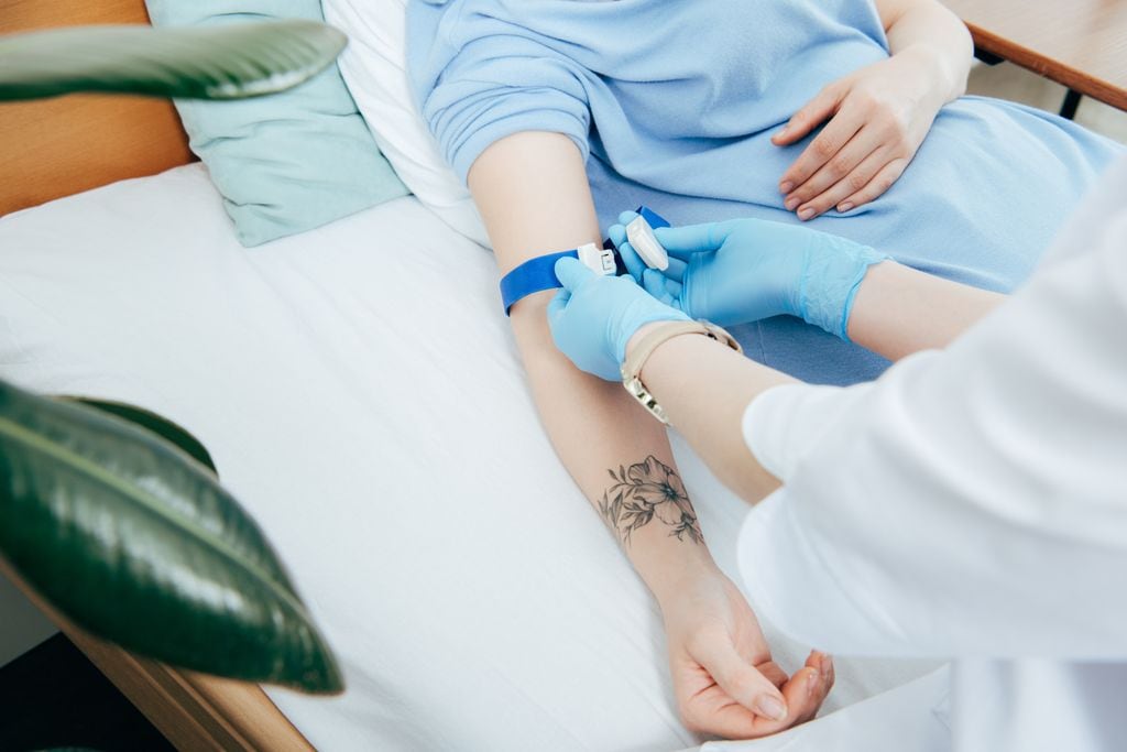 Persona con tatuaje donando sangre