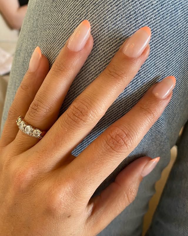 Manicura francesa con punta colorida de Tom Bachik