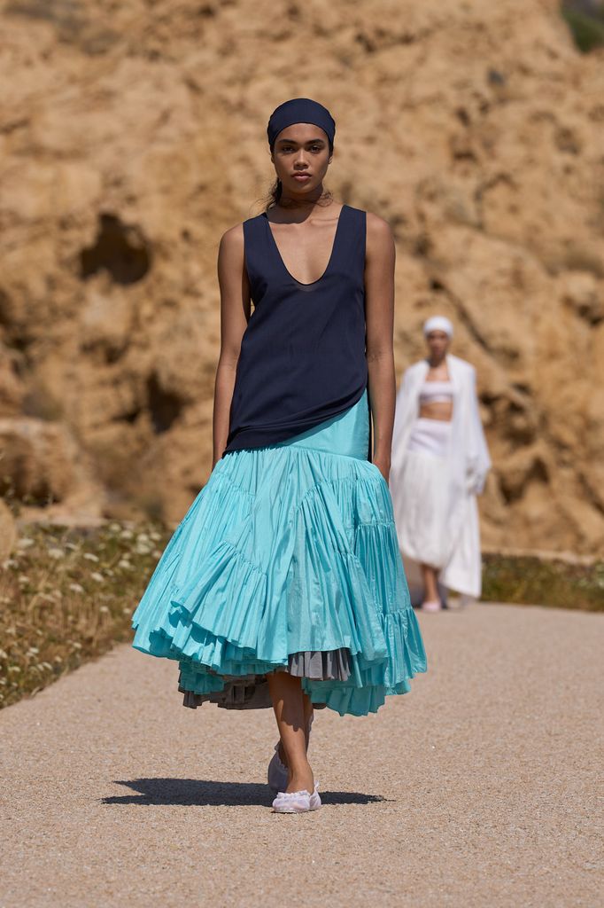 El desfile de Jacquemus frente al faro de la Pietra, en Córcega, para presentar ‘Le Bonheur’.