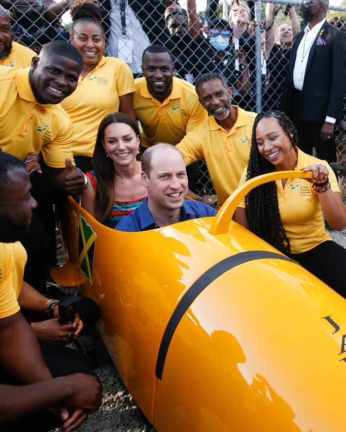 Los duques de Cambridge con el equipo jamaicano de bobsled