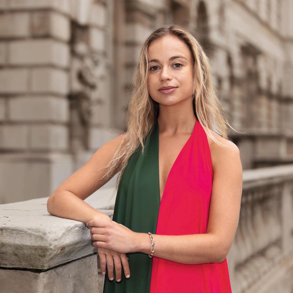 Amelia Windsor HOLA 4138