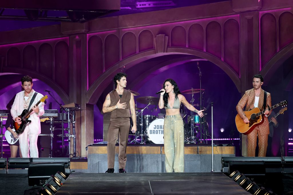 Los Jonas Brothers tuvieron a Demi Lovato como invitada en el arranque de su gira conmemorativa por los 20 años de la banda