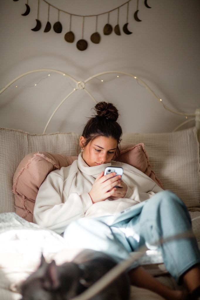 chica escribiendo telefono movil