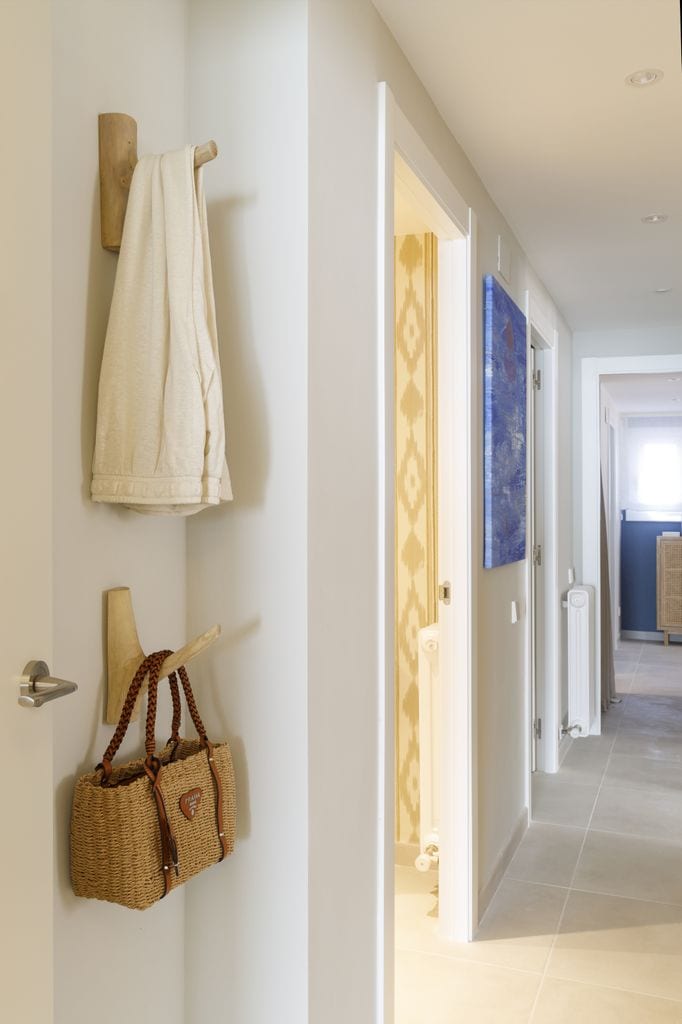 Perchas de madera en pared