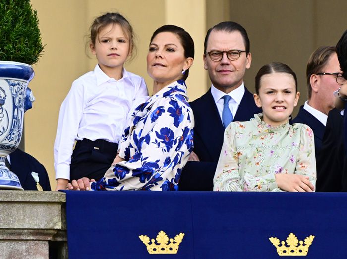 Victoria de Suecia con su sobrino, su marido y su hija