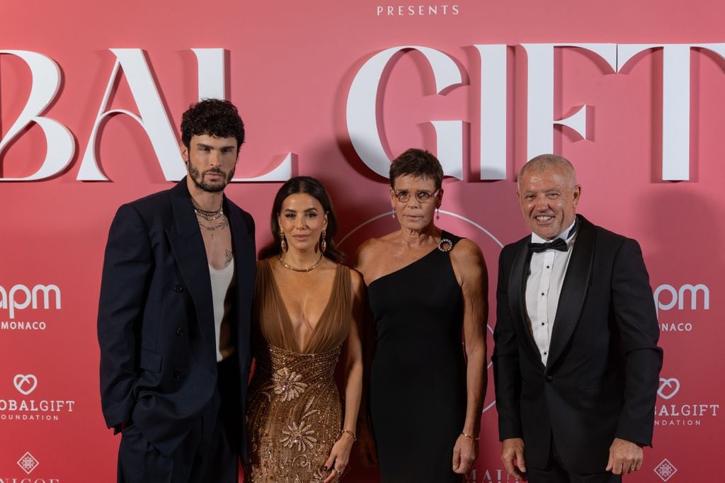 El modelo francés Baptiste Giabiconi, Eva Longoria, Princesa Estefanía y Philippe Prette, director de la marca de joyas monegasca APM
