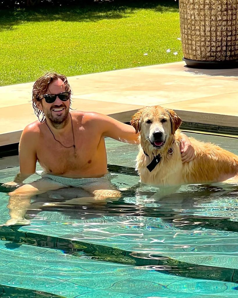Rosauro Varo en la espectacular piscina de su casa en Marbella