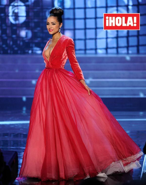 Olivia Culpo con vestido rojo
