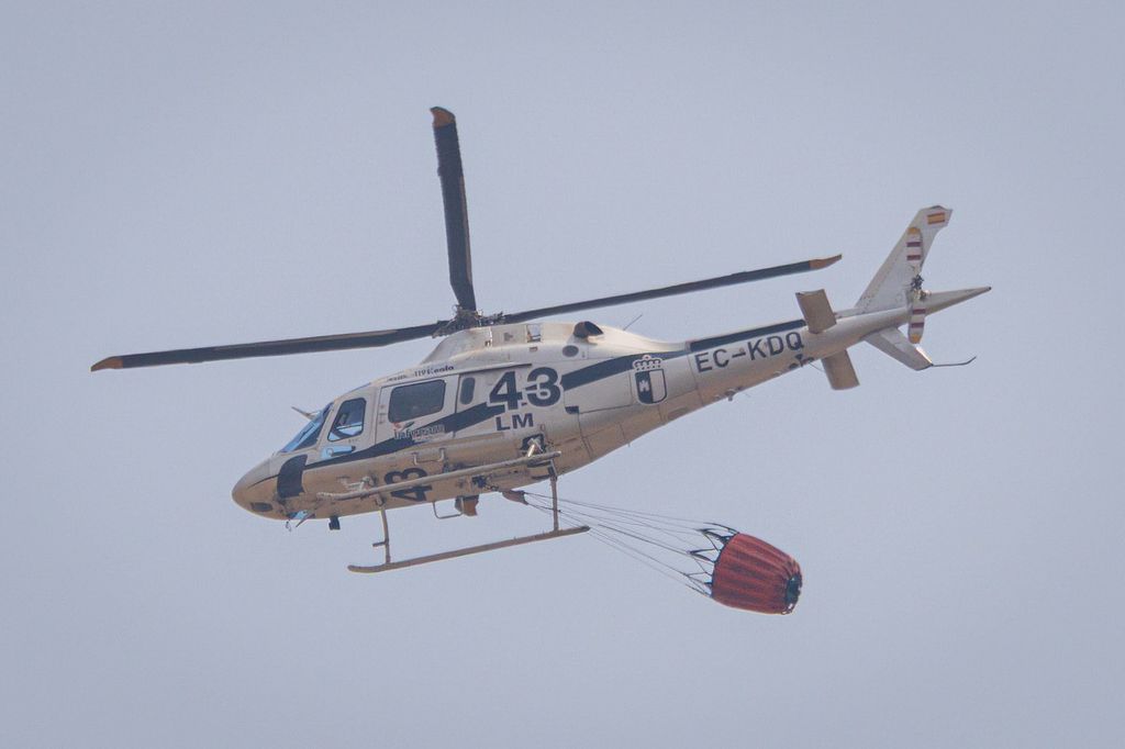 Helicóptero participando en las labores de extinción
