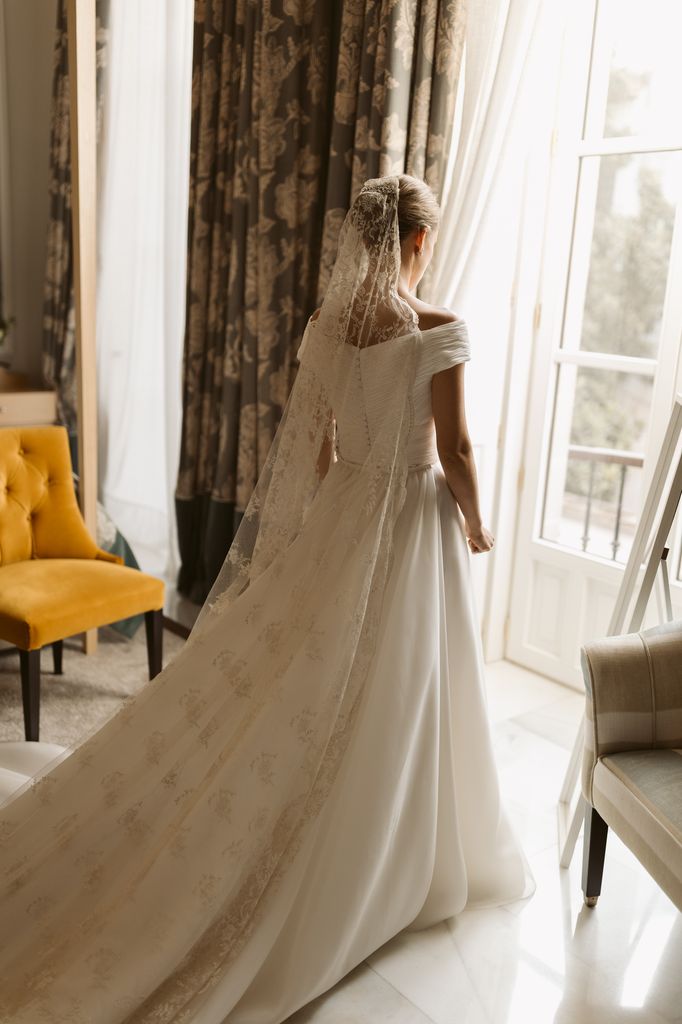Novia con mantilla antigua