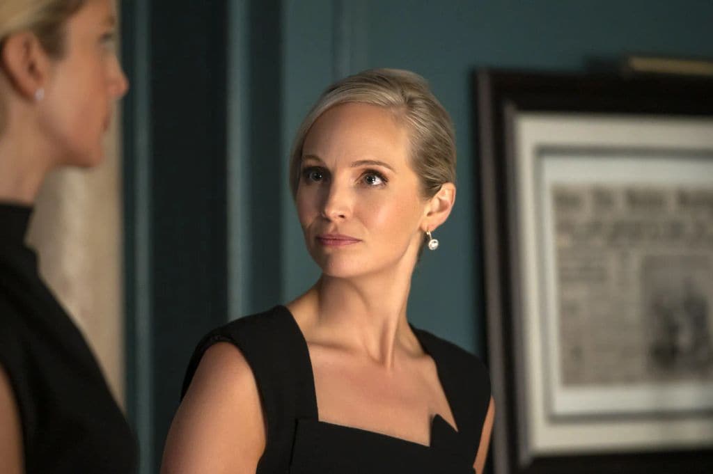En la serie Bess está infelizmente casada mientras que en la novela está divorciada