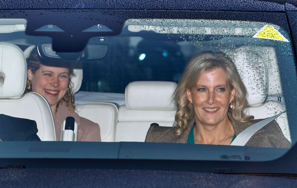 Lady Louise Windsor y Sophie, duquesa de Edimburgo fueron vistas a su llegada al almuerzo.