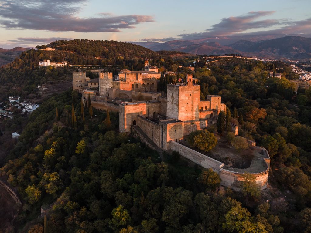 Espectacular imagen de la Alhambra de Granada al atardecer