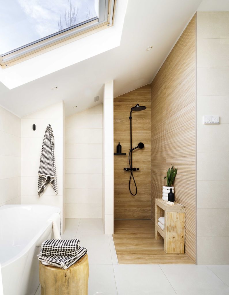 Baño con ducha de obra.