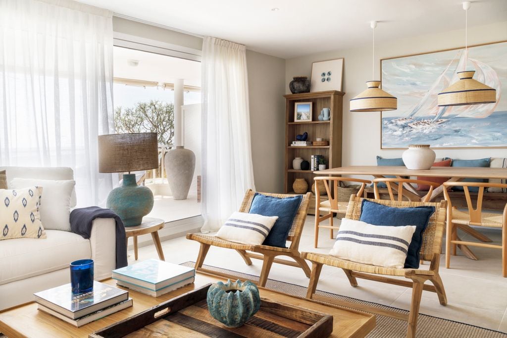 Salón con decoración veraniega en blanco, azul y fibra