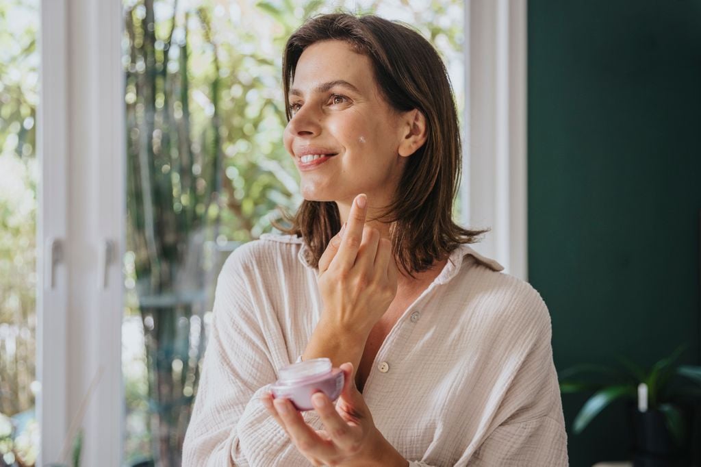 Mujer en la menopausia usando crema facial
