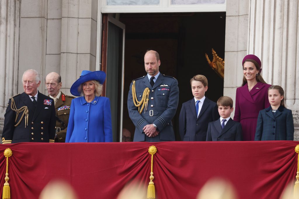De izquierda a derecha, el rey Carlos III, la reina Camilla, el príncipe William, el príncipe George, el príncipe Louis, la princesa Kate y la princesa Charlotte en el Palacio de Buckingham.
