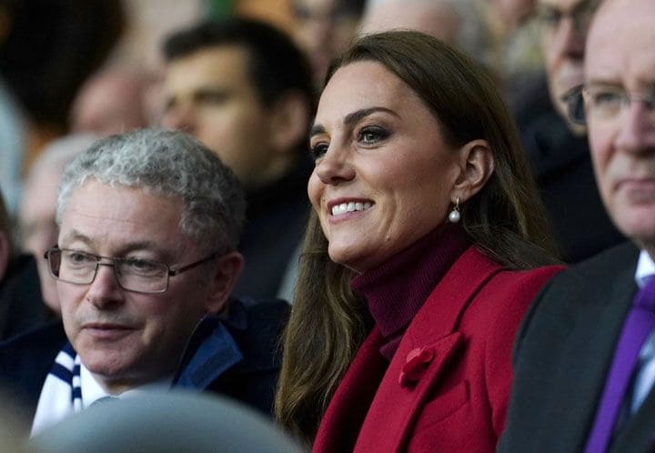 Kate Middleton y su look de abrigo rojo para asistir al rugby