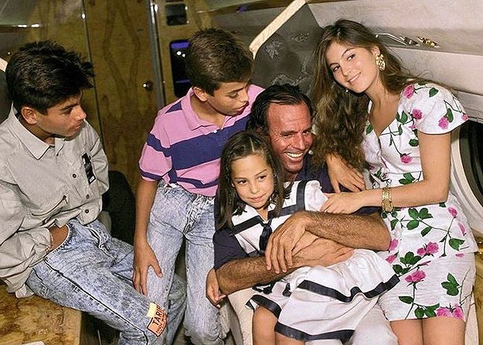 Tamara Falcó con sus hermanos y Julio Iglesias