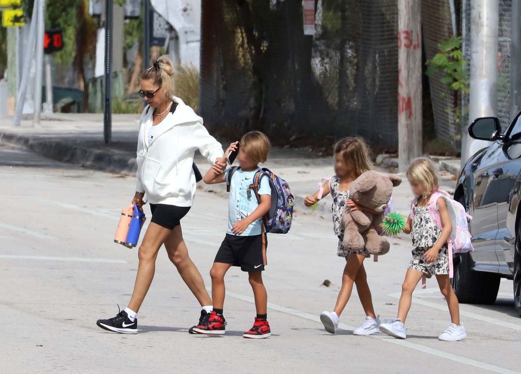 La extenista se dejó ver con un look cómodo al igual que sus hijos.