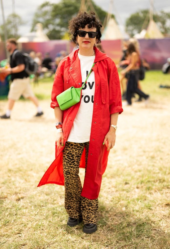 Annie Mac apuesta por el combo del año, 'animal print' y rojo, demuestra que los festivales son la ocasión perfecta para jugar con colores vibrantes. 