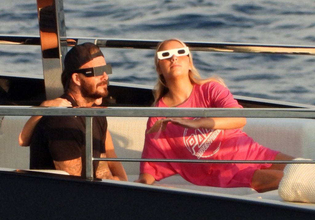 David Beckham y Harper Seven, maravillados por el fenómeno astronómico.