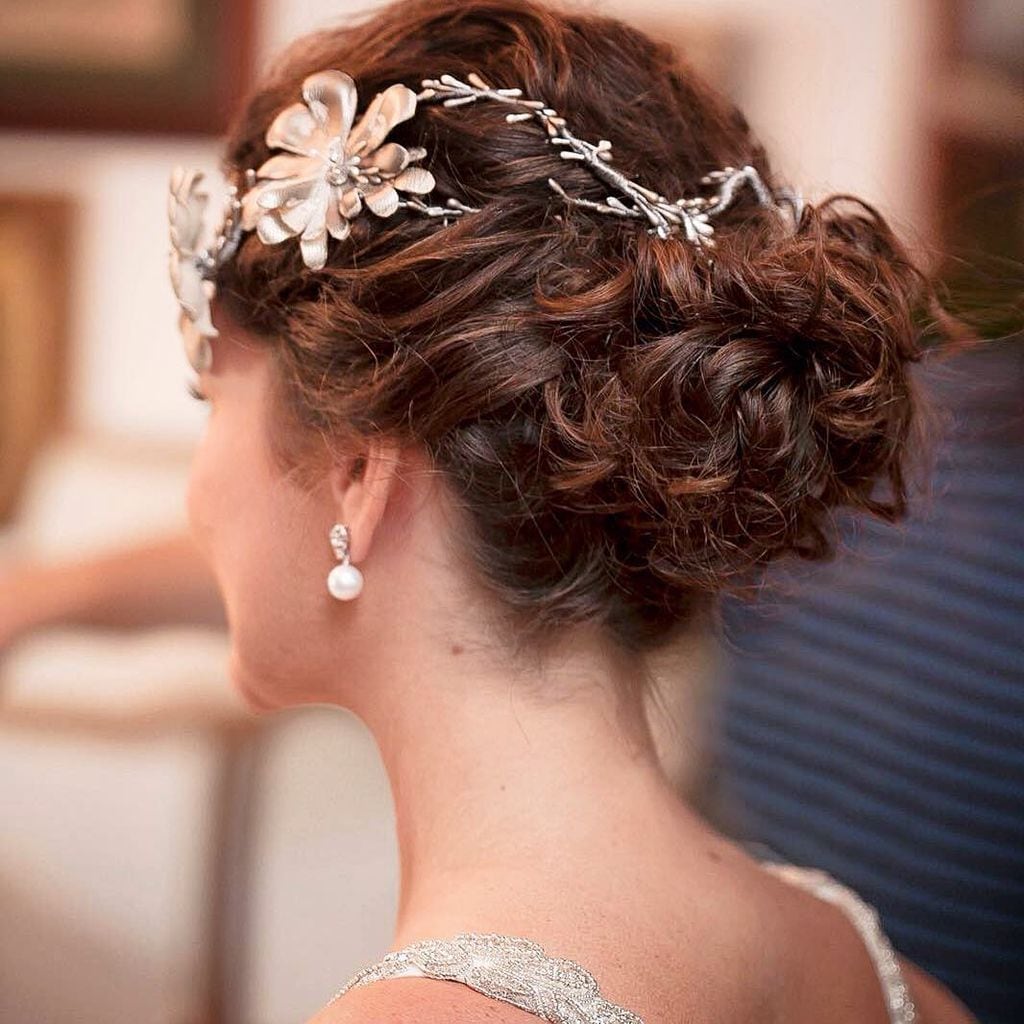 Peinados para novias con rizos recogido con tocado