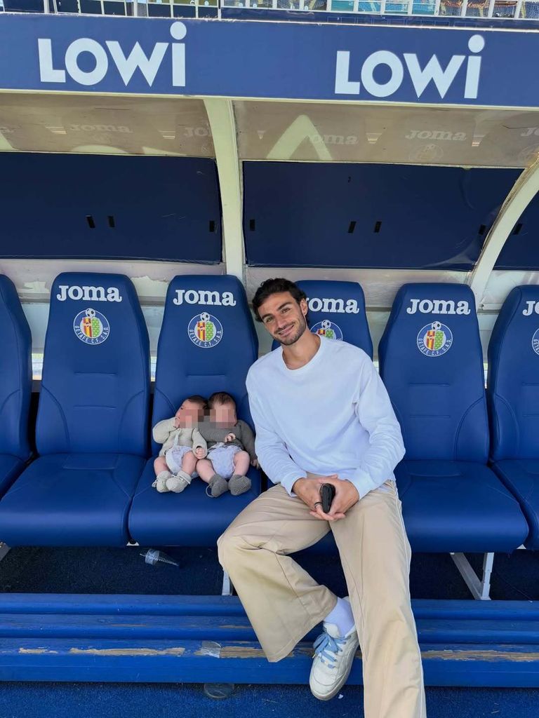 Juanito Iglesias con sus dos hijos en las gradas del estadio