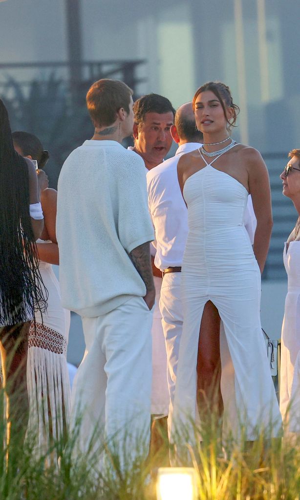 Justin y Hailey Bieber lucen atuendos totalmente blancos para la celebración del 4 de Julio