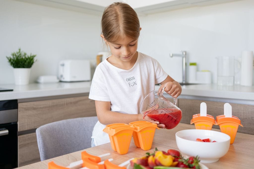 Niña haciendo helados en su casa