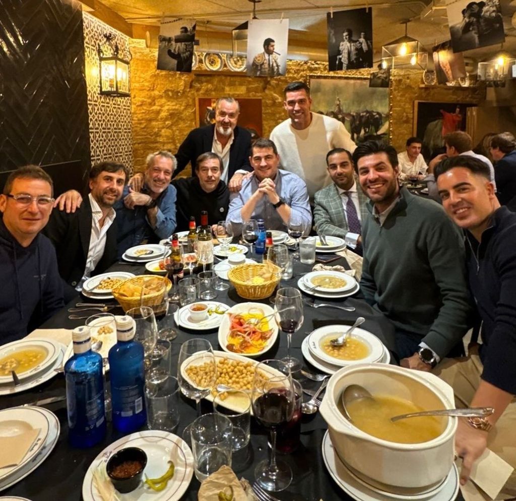 Iker Casillas, tomando cocido con un nutrido grupo de amigos