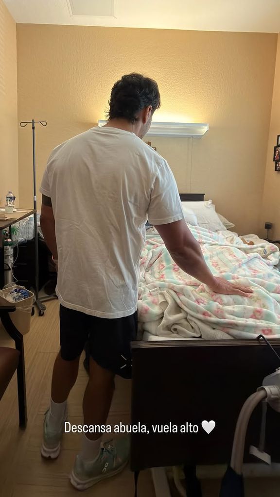 Luis Fonsi publicó esta foto despidiéndose de su abuela.