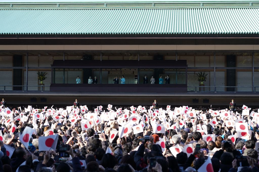 La multitud se congrega en el Palacio Imperial de Japón