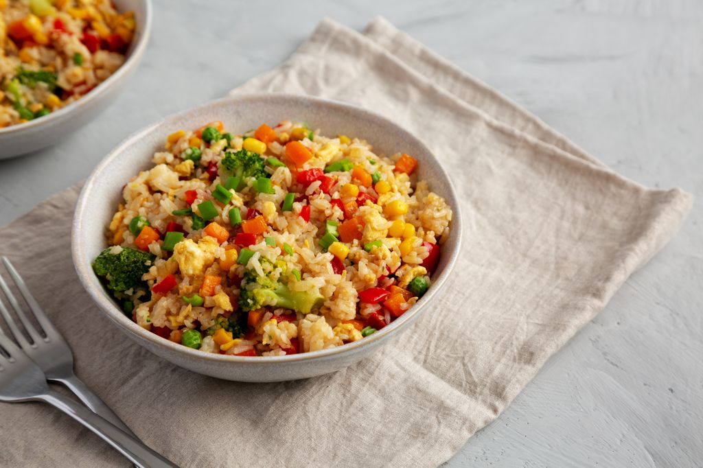 Elige las verduras que más te gusten para preparar este delicioso arroz.