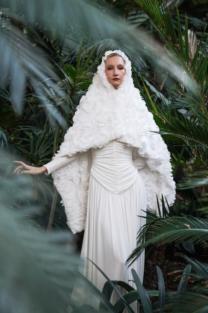 Vestido de novia con velo-capa de Mariano Moreno