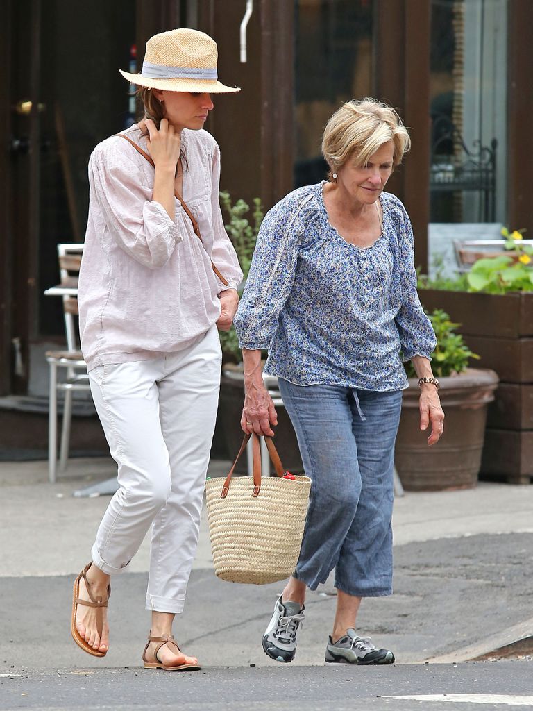 Amanda Peet con su madre en Nueva York, en 2012