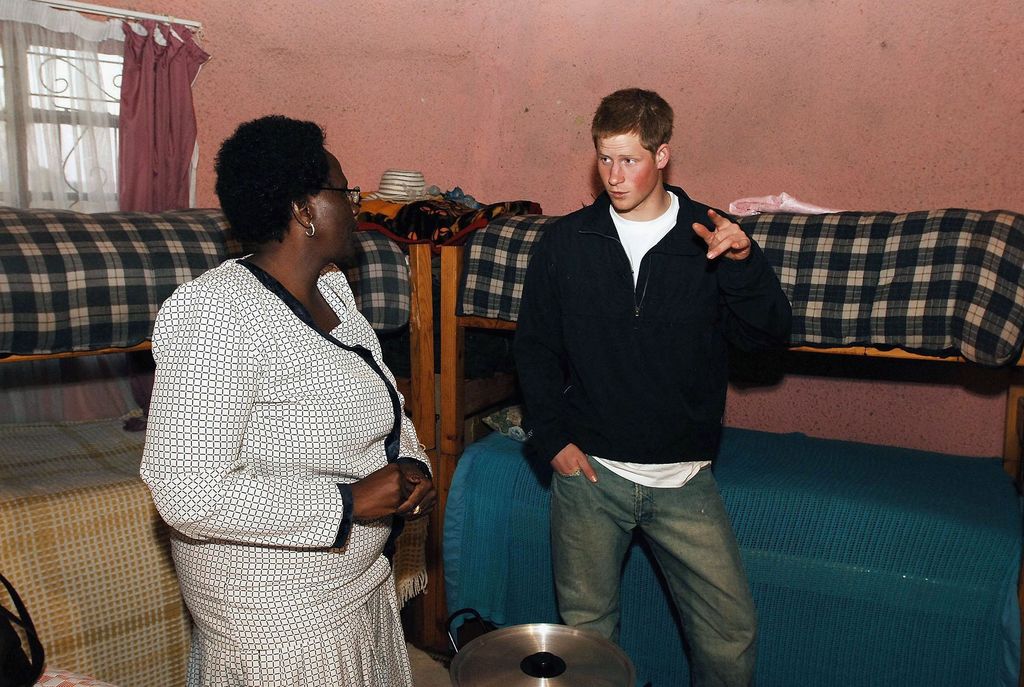 Dos imágenes que corresponden al año 2006 y a los primeros proyectos que Harry implementó en Lesoto: hogares para niños sin madre, esa fue la conexión que encontró con su propia historia tras la muerte de Diana de Gales, que además había estado muy vinculada a determinados proyectos en África 