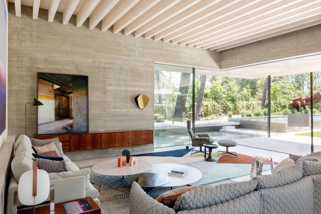 Proyecto As. vivienda diseñada por ÁBATON. Salón amplio y luminoso donde materiales como la piedra y el hormigón cobran protagonismo. El mobiliario contraresta la posible frialdad creando un ambiente donde reina el minimalismo cálido.