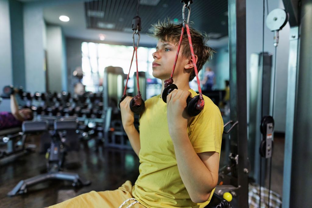 adolescente haciendo ejercicio en el gimnasio